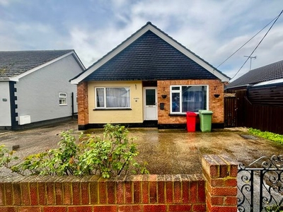 Detached bungalow to rent in Lionel Road, Canvey Island SS8