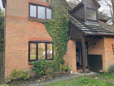Detached house to rent in Dean Grove, Wokingham, Berkshire RG40
