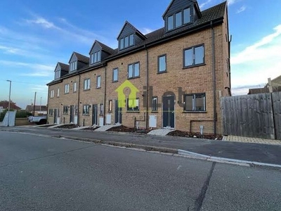 End terrace house to rent in South Oval, Northampton NN5