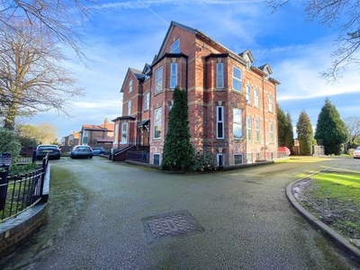 Flat for sale in Clarendon Road, Sale M33