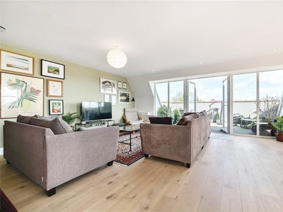 Flat for sale in High Road, London N20