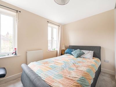 Flat in Alberon Gardens, Temple Fortune, NW11