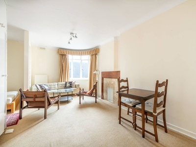 Flat in Norland Square, Holland Park, W11