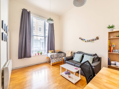 Flat in St Stephens Gardens, Notting Hill, W2