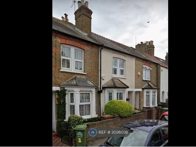 Flat to rent in Chestnut Grove, Staines-Upon-Thames TW18