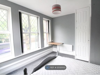 Flat to rent in Derby Road, Nottingham NG7