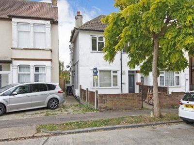 Flat to rent in Eastcote Grove, Southend-On-Sea SS2