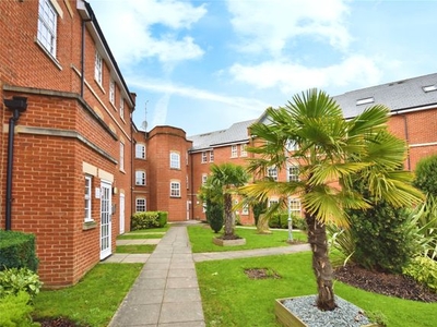 Flat to rent in Florey Gardens, High Street, Aylesbury, Buckinghamshire HP20