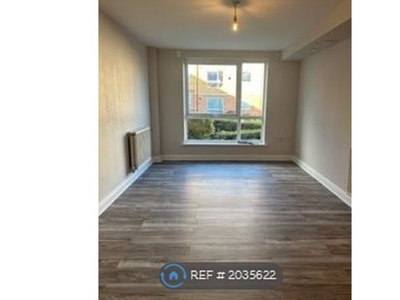 Flat to rent in Franklin Avenue, Watford WD18