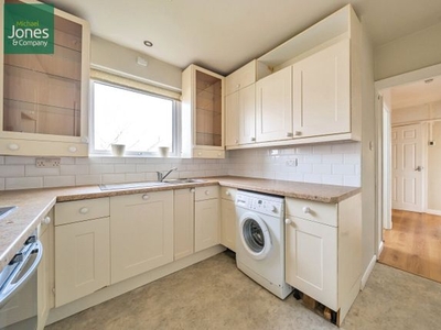 Flat to rent in Loxwood Avenue, Worthing, West Sussex BN14