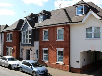 Flat to rent in Station Road, Godalming GU7