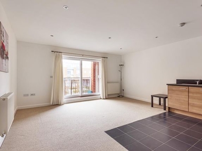 Flat to rent in Whale Avenue, Reading RG2
