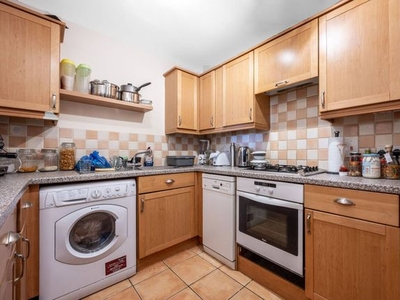 Flat to rent in Woking, Woking GU21