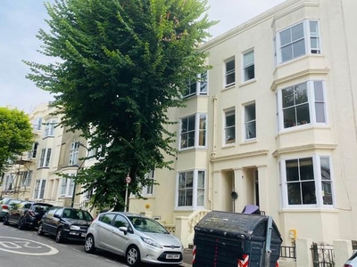 Flat to rent in York Road, Hove BN3