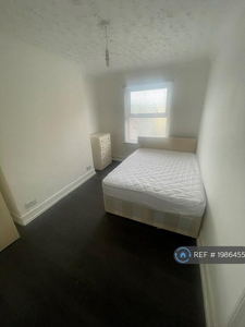 1 bedroom flat share for rent in Westdale Road, London, SE18