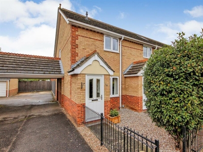 2 bedroom end of terrace house for sale in Hopkins Close, Cambridge, CB4