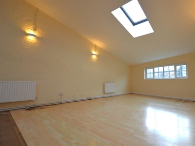 2 bedroom flat for rent in Back Of Grange Avenue, Harrogate, HG1