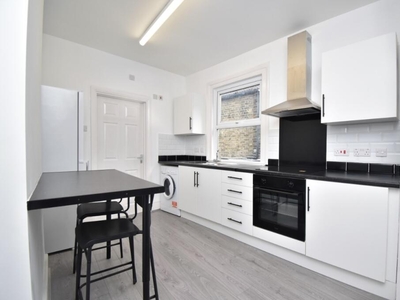 2 bedroom flat for rent in Lakedale Road London SE18