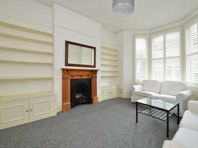 2 bedroom flat for sale in Broomwood Road, Battersea, SW11