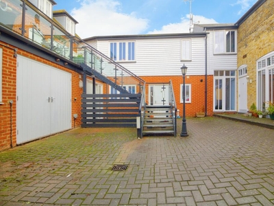 2 bedroom flat for sale in Horseshoe Mews, Canterbury, CT1