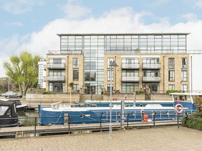 2 bedroom flat for sale in Point Wharf Lane, Brentford, TW8
