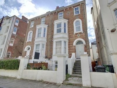 2 bedroom flat for sale in Shaftesbury Road, Southsea, PO5