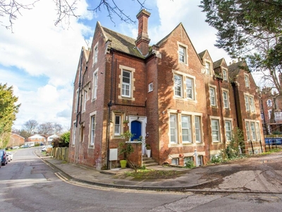 2 bedroom ground floor flat for sale in New Dover Road, Canterbury, CT1