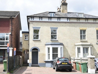 2 bedroom ground floor flat for sale in North Street, Carshalton, Greater London, SM5