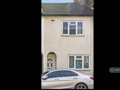 2 bedroom terraced house for rent in Elliott Street, Gravesend, DA12