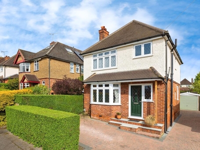 3 bedroom detached house for sale in Sheepfold Road, Guildford, Surrey, GU2