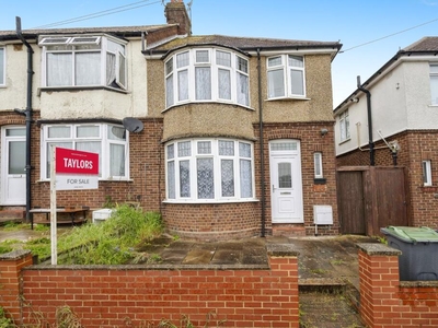 3 bedroom end of terrace house for sale in Milton Road, Luton, Bedfordshire, LU1