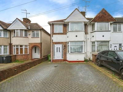 3 bedroom end of terrace house for sale in Willow Way, Luton, Bedfordshire, LU3