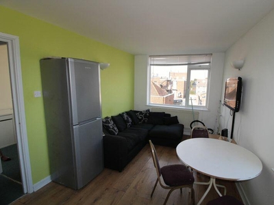 3 bedroom flat for rent in AVAILABLE FOR SEPTEMBER 2024-3 Double bedroom student property- Winton, BH9