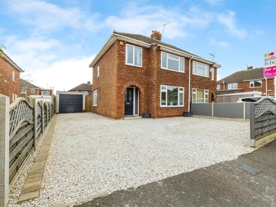 3 bedroom semi-detached house for sale in Berkeley Drive, LINCOLN, LN6