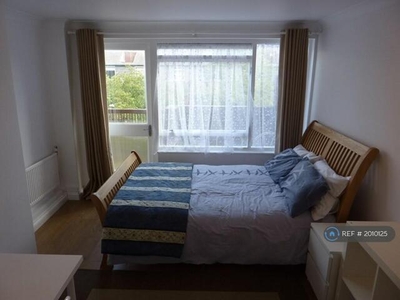 3 Bedroom Shared Living/roommate London London