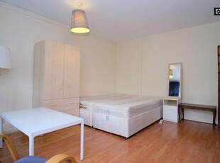 3 Bedroom Shared Living/roommate London London