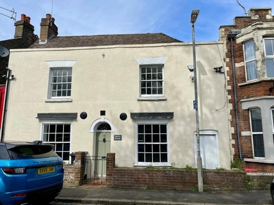 3 bedroom terraced house for rent in Charlton Green, Dover, CT16