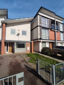 3 bedroom town house for rent in Commonwealth Avenue, Manchester, Greater Manchester, M11