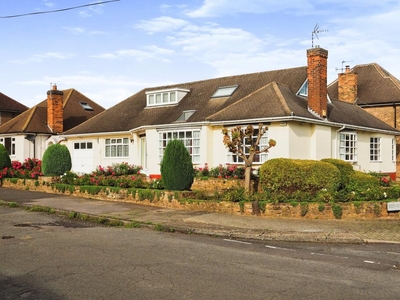 4 bedroom bungalow for sale in Templeoak Drive, Nottingham, Nottinghamshire, NG8