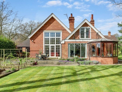 4 bedroom detached house for sale in Burntstump Hill, Arnold, Nottinghamshire, NG5 8PQ, NG5