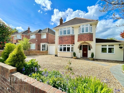 4 bedroom detached house for sale in Mount Pleasant Drive, Queens Park, Bournemouth, BH8