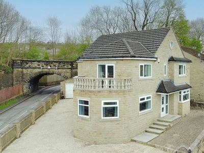 4 bedroom detached house for sale in Windhill Old Road Thackley, BD10