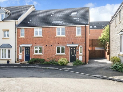 4 bedroom end of terrace house for sale in Carver Close, Swindon, SN3