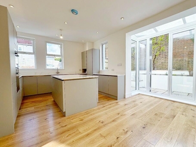 4 bedroom end of terrace house for sale in Lowther Road, BN1
