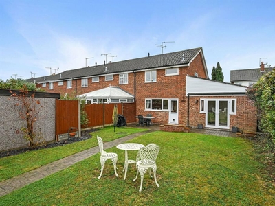 4 bedroom end of terrace house for sale in Moss Path, Galleywood, Chelmsford, CM2