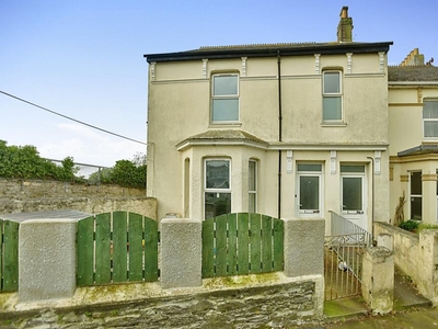 4 bedroom end of terrace house for sale in Oakfield Terrace Road, Cattedown, Plymouth, PL4