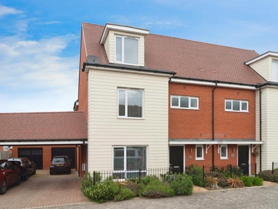 4 bedroom semi-detached house for sale in Fairway Drive, Chelmsford, CM3