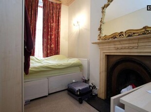 4 Bedroom Shared Living/roommate London London