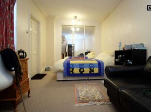 4 Bedroom Shared Living/roommate London London