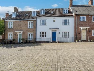 4 bedroom terraced house for sale in Corsbie Close, Bury St Edmunds, IP33